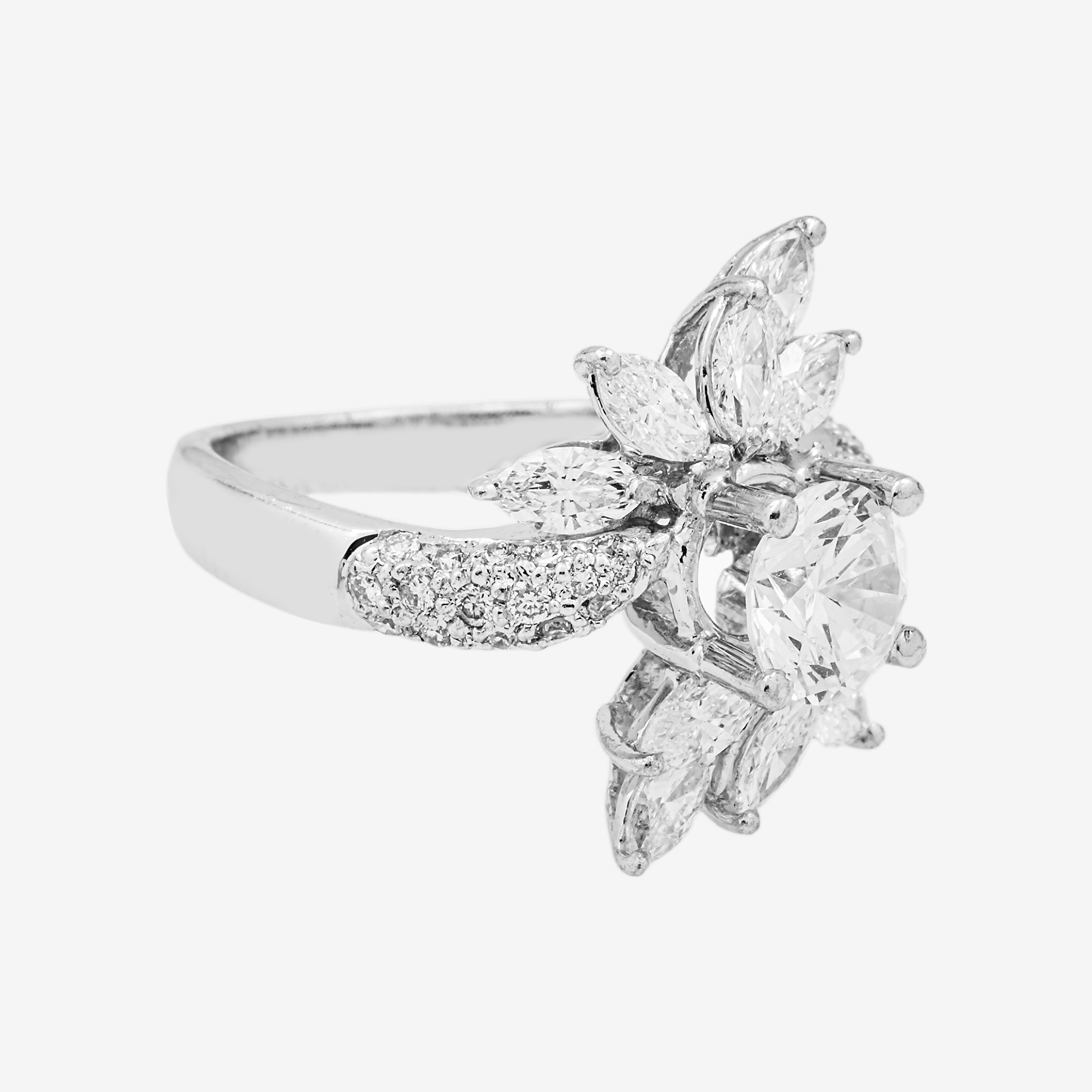 FLOWER DIAMOND RING IN WHITE GOLD