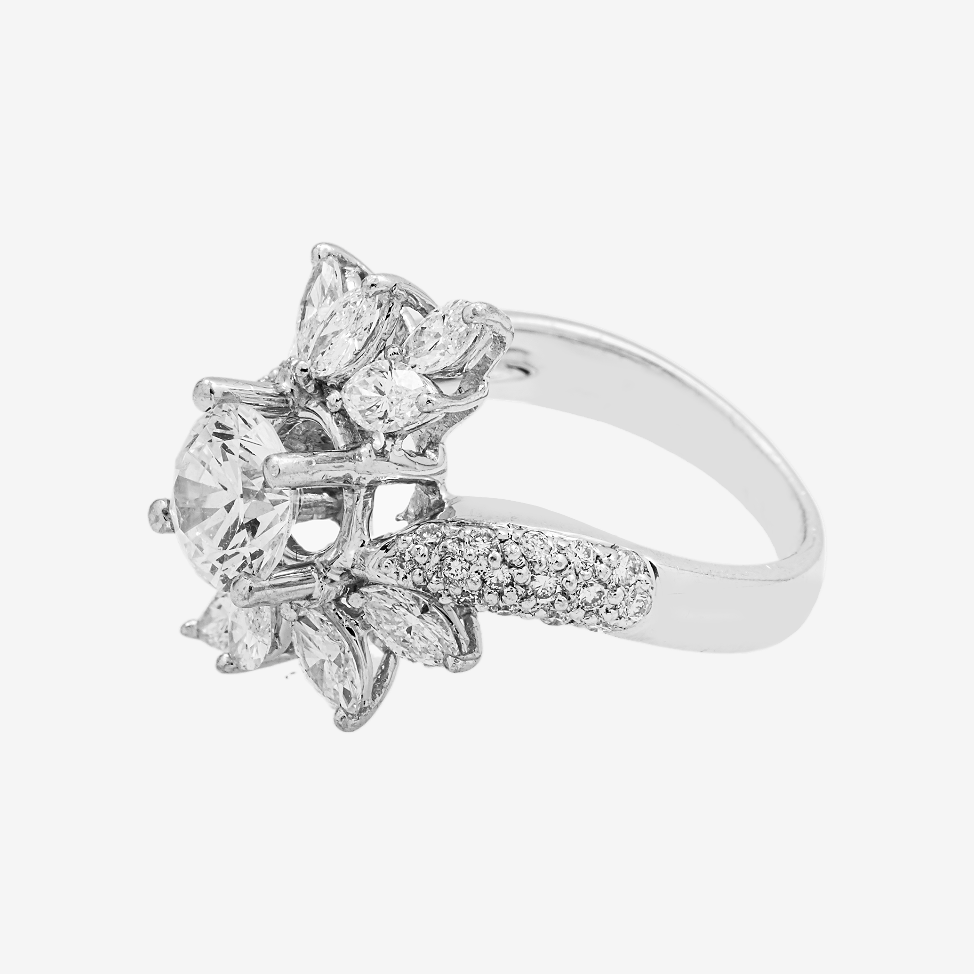 FLOWER DIAMOND RING IN WHITE GOLD