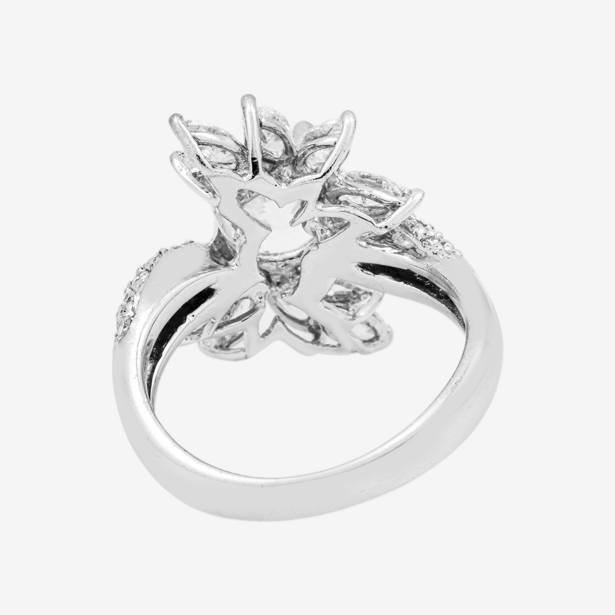 FLOWER DIAMOND RING IN WHITE GOLD