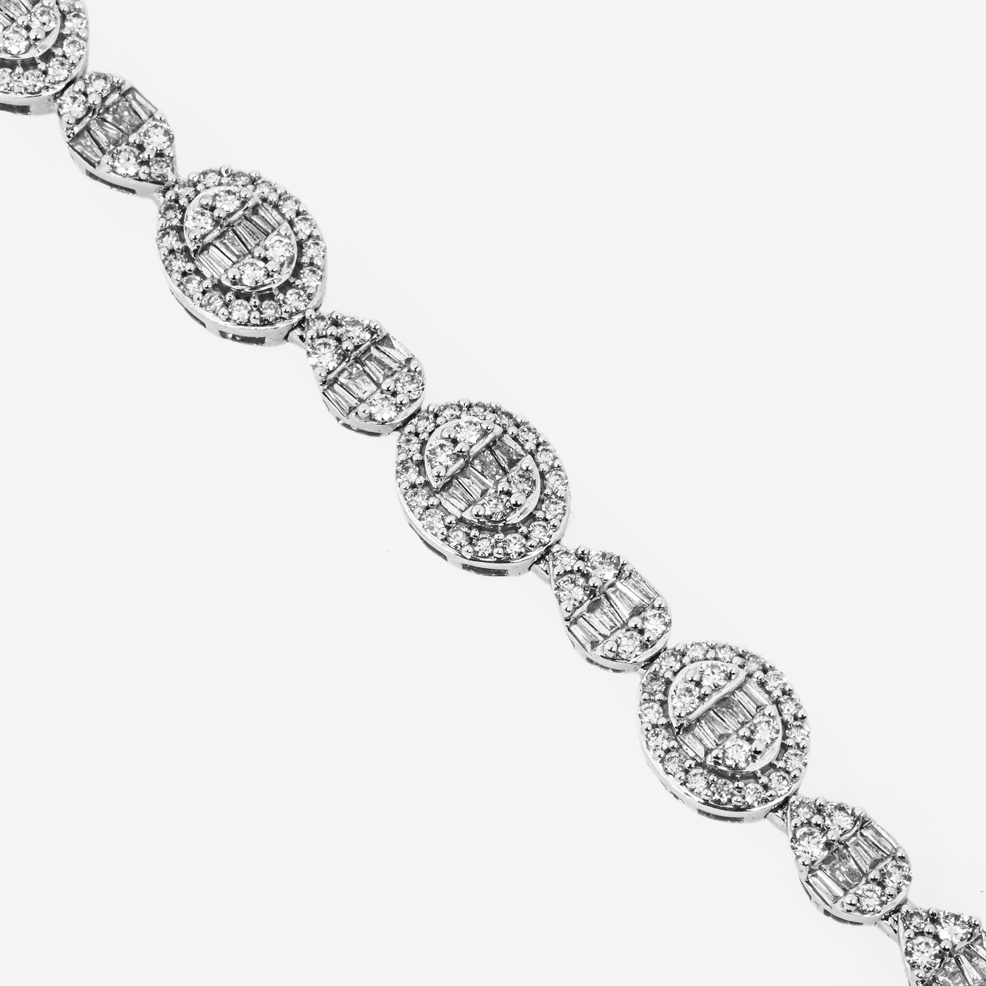 14K 8" / 8.5MM WHITE BAGGUETTE LINK BRACELET WITH 3.75CT DIAMONDS